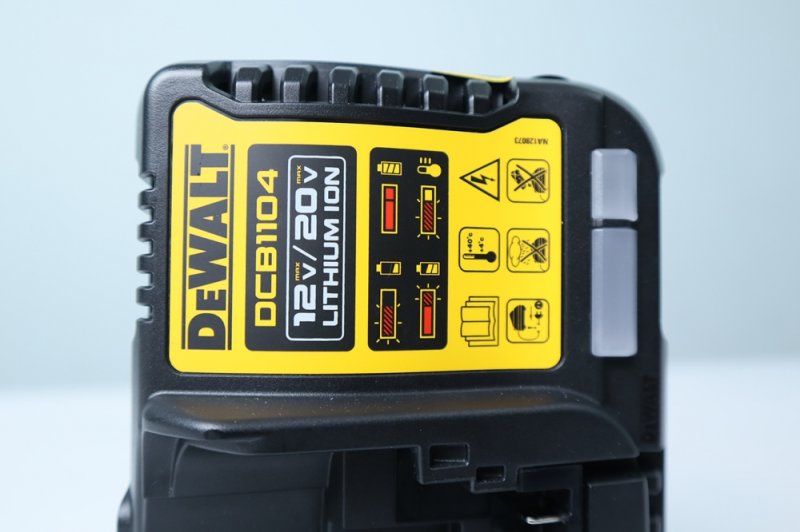 Bộ sạc pin 10.8-18V Dewalt DCB1104-B1