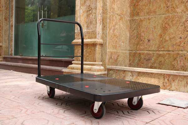 Nên mua xe đẩy hàng inox hay xe đẩy hàng sàn nhựa?
