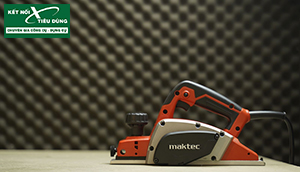 Trên tay máy bào gỗ Maktec MT191