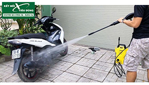Rửa xe tại nhà đỡ "tốn sức - tốn tiền" mỗi dịp cuối năm