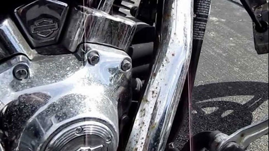 Xử lý vết bẩn bám trên xe nhanh chóng, đơn giản sau trời mưa