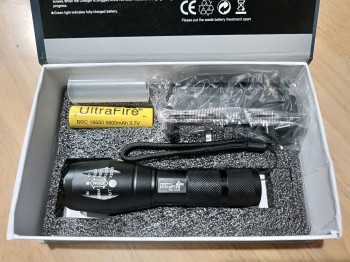 Đèn pin siêu sáng, chống nước Ultrafire A100 XML-T6 chính hãng