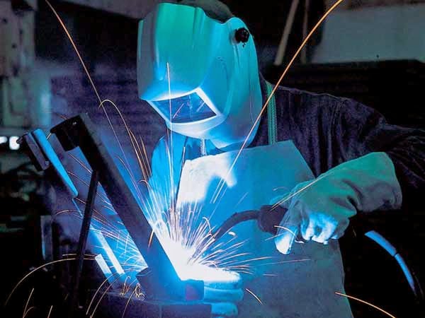 Cách phòng tránh bị điện giật khi sử dụng máy hàn