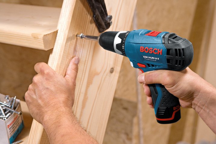 So sánh Máy khoan vặn vít pin và máy khoan pin Bosch