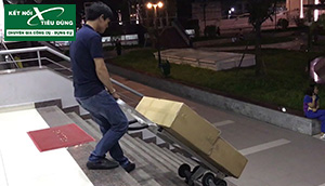 Xe đẩy hàng leo cầu thang? Cứu cánh cho nhân viên vận chuyển!