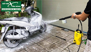 Máy xịt nước rửa xe - thiết bị cần thiết vào những mùa mưa