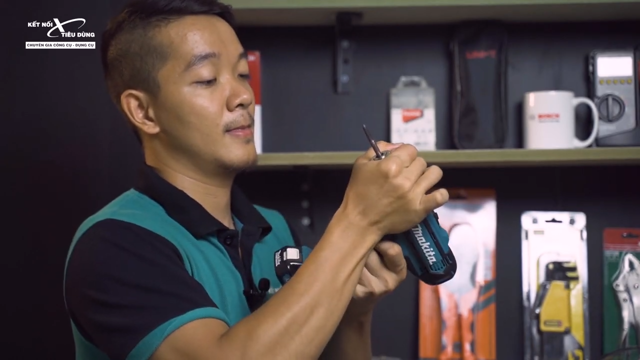 [G&oacute;c DIY] Th&aacute;o V&iacute;t Bị T&ograve;e Đầu? Mẹo Hay Ai Cũng N&ecirc;n Biết - gắn mũi th&aacute;o v&agrave;o m&aacute;y bắn v&iacute;t