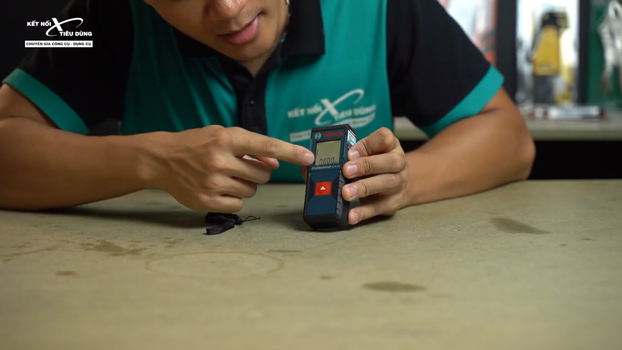 [Review] M&aacute;y Đo Khoảng C&aacute;ch Laser Bosch GLM 30: Nhỏ Gọn, Đo Ch&iacute;nh X&aacute;c 30m - khởi động m&aacute;y