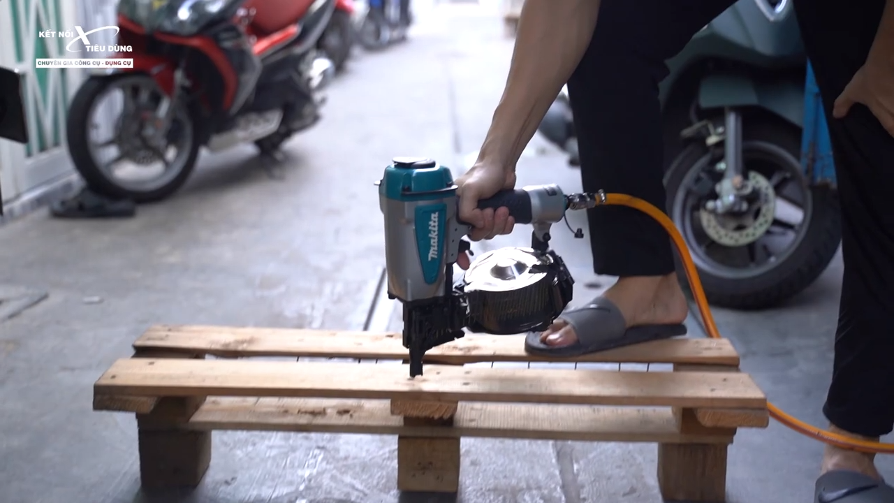 [Review] Thử M&aacute;y Bắn Đinh Cuộn Makita AN560: Mạnh, Nhanh, An To&agrave;n, Bắn Ngọt - test thực tế
