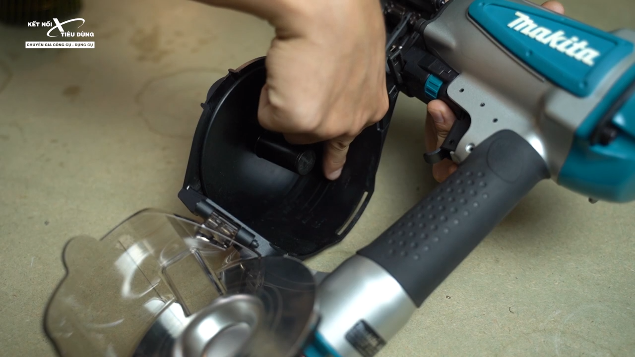 [Review] Thử M&aacute;y Bắn Đinh Cuộn Makita AN560: Mạnh, Nhanh, An To&agrave;n, Bắn Ngọt - mở chốt