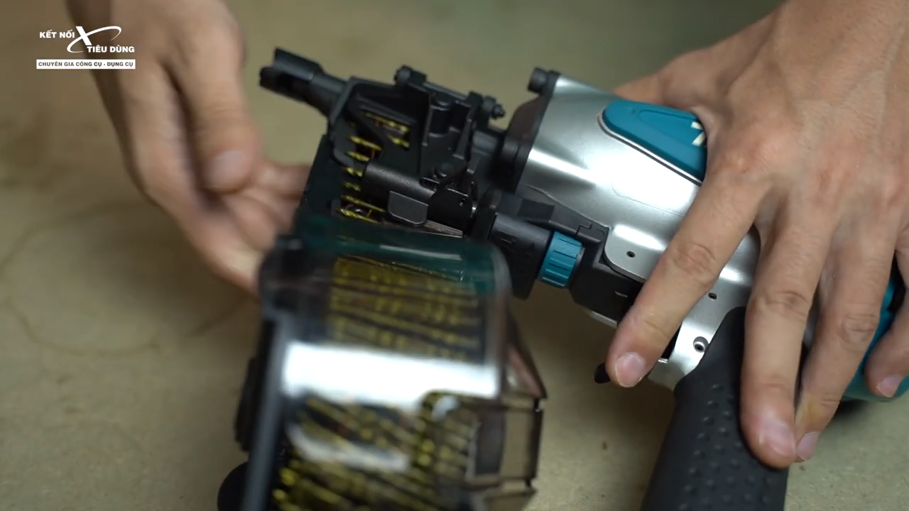 [Review] Thử M&aacute;y Bắn Đinh Cuộn Makita AN560: Mạnh, Nhanh, An To&agrave;n, Bắn Ngọt - lắp lại khoang
