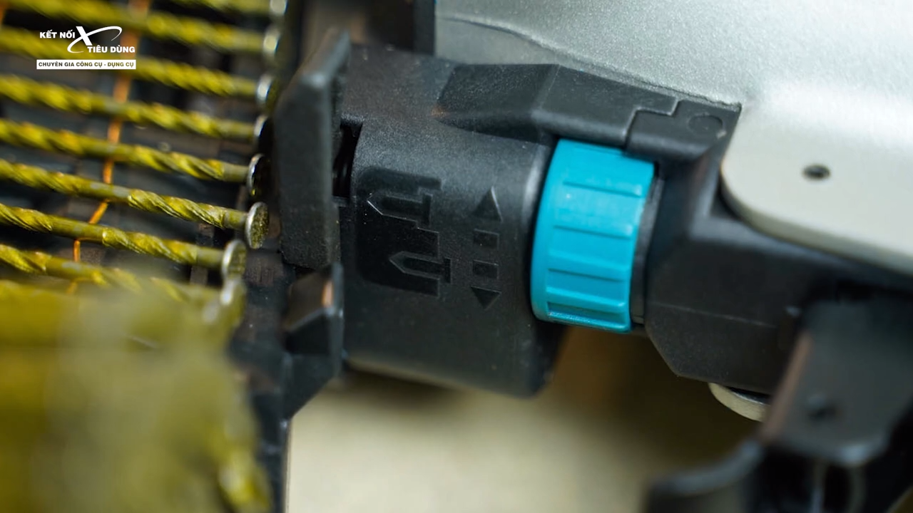 [Review] Thử M&aacute;y Bắn Đinh Cuộn Makita AN560: Mạnh, Nhanh, An To&agrave;n, Bắn Ngọt - v&ograve;ng xoay điều chỉnh n&ocirc;ng s&acirc;u