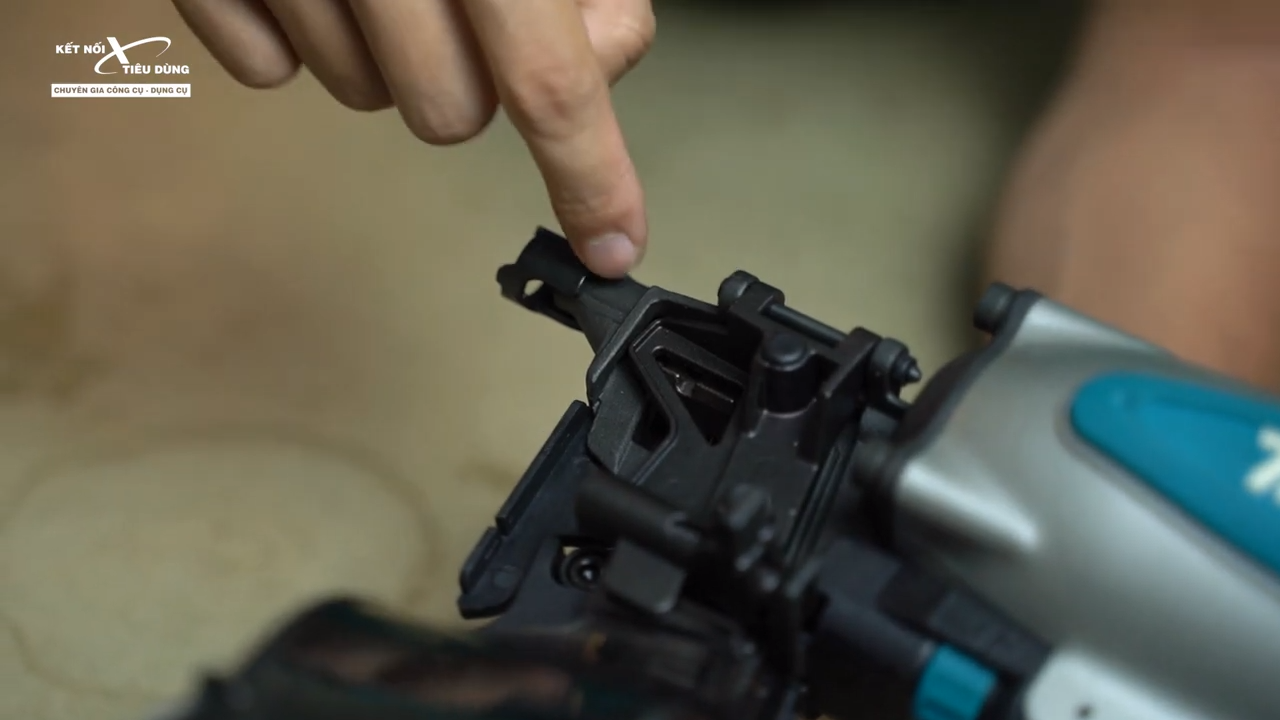 [Review] Thử M&aacute;y Bắn Đinh Cuộn Makita AN560: Mạnh, Nhanh, An To&agrave;n, Bắn Ngọt - họng s&uacute;ng