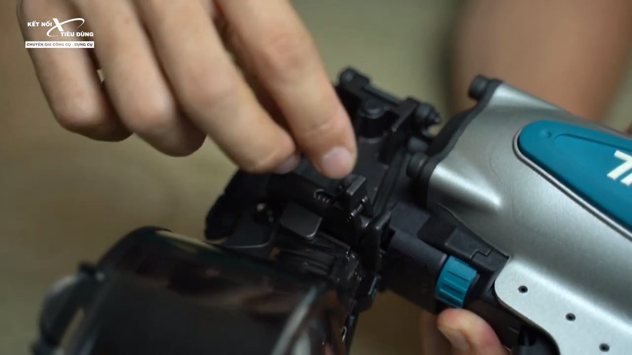 [Review] Thử M&aacute;y Bắn Đinh Cuộn Makita AN560: Mạnh, Nhanh, An To&agrave;n, Bắn Ngọt - chốt mở khoang