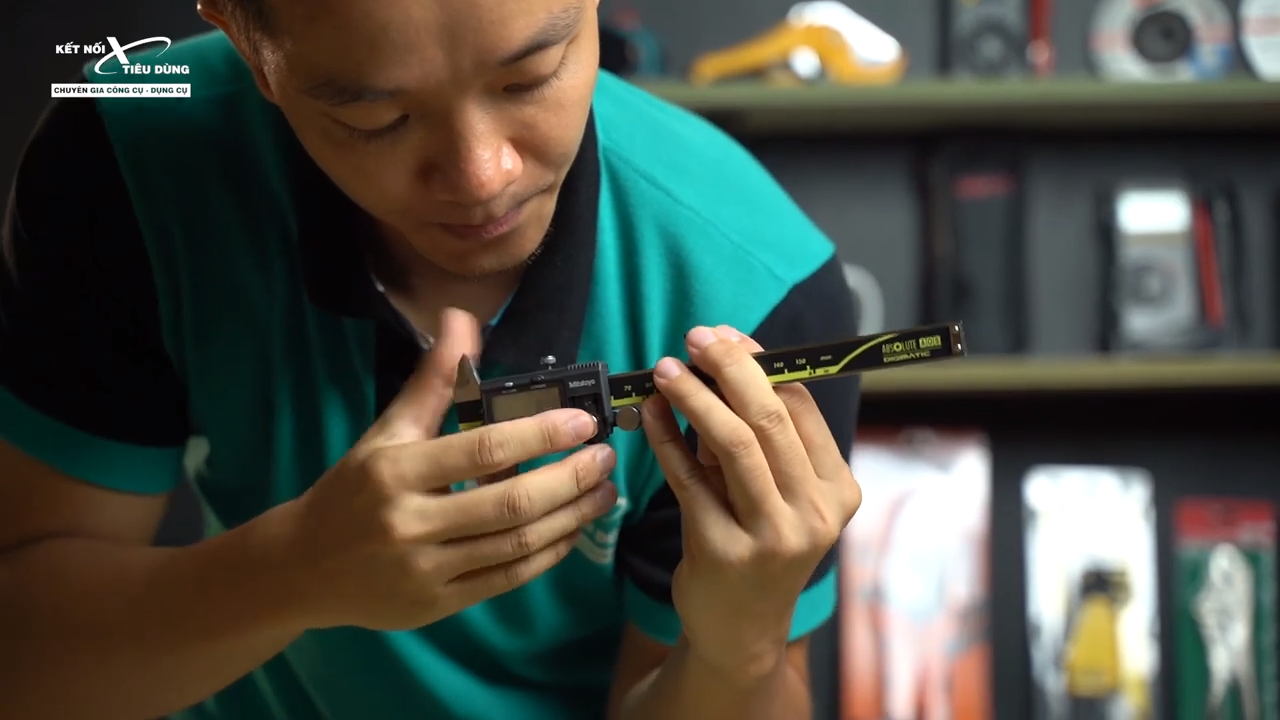 [Review] Thước Cặp Điện Tử Mitutoyo 500-196-30: Ch&iacute;nh X&aacute;c Đến 0.01mm - lắp pin