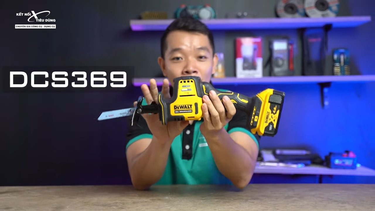 M&aacute;y cưa kiếm Dewalt DCS369 c&oacute; nhiều cải tiến về thiết kế với khả năng giữ thăng bằng tốt khi l&agrave;m việc tr&ecirc;n cao