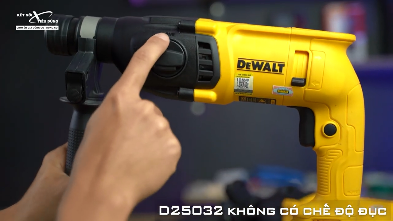 M&aacute;y khoan Dewalt D25033 c&oacute; trang bị chế độ đục c&ograve;n D25032 th&igrave; kh&ocirc;ng