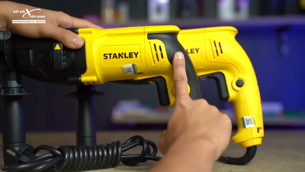 Điểm kh&aacute;c biệt duy nhất về thiết kế l&agrave; Stanley SHR263 c&oacute; lớp cao su bọc ở b&aacute;ng cầm c&ograve;n SHR243 th&igrave; kh&ocirc;ng