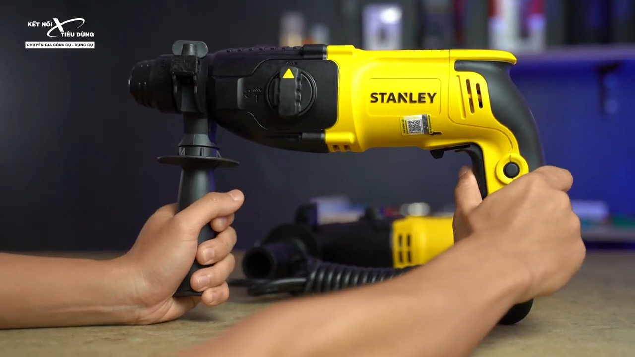 Đặc trưng của m&aacute;y khoan Stanley l&agrave; c&oacute; trang bị tay cầm trợ lực gi&uacute;p người d&ugrave;ng c&oacute; thể thao t&aacute;c l&agrave;m việc bằng cả hai tay