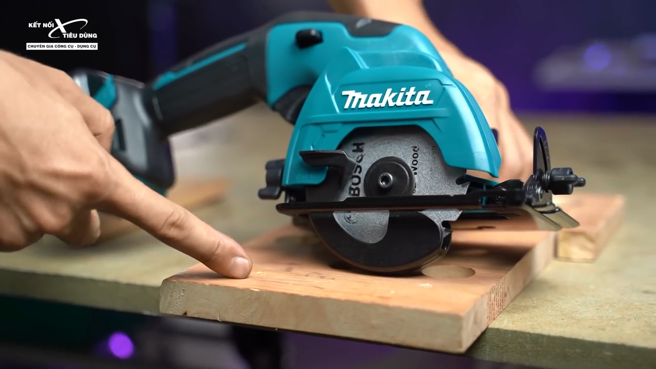 M&aacute;y cưa đĩa Makita HS301 c&oacute; trang bị thước chỉnh độ nghi&ecirc;ng gi&uacute;p Anh Em cưa g&oacute;c ch&iacute;nh x&aacute;c v&agrave; đẹp mắt&middot;