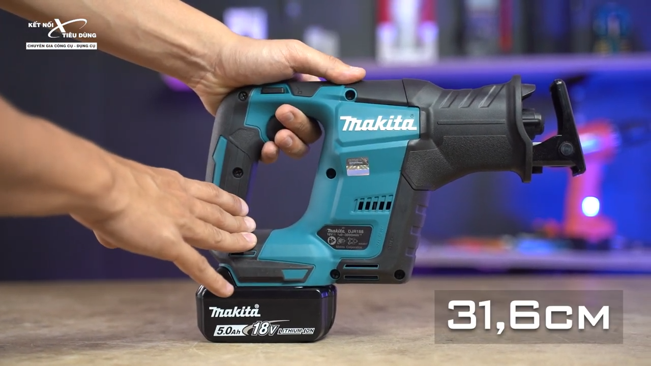 Con m&aacute;y cưa c&oacute; thiết kế gọn nhẹ gi&uacute;p anh em dễ d&agrave;ng thao t&aacute;c trong m&ocirc;i trường chật hẹp 