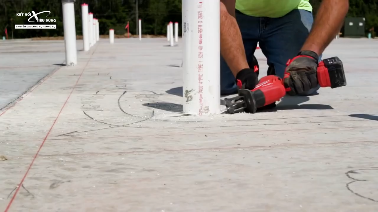 Anh em dễ dàng điều chỉnh các góc cắt của Milwaukee M18 FHZ giúp ôm sát vật liệu cho ra những sản phẩm đẹp