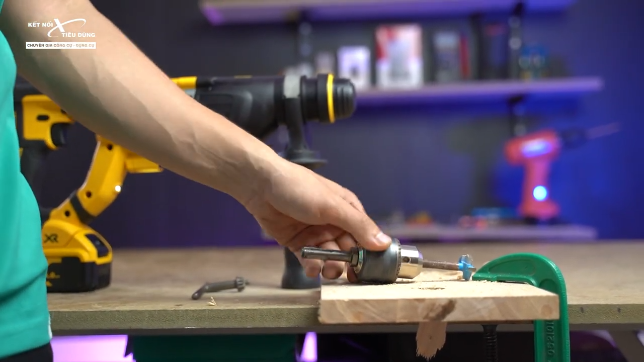 Dewalt DHC263 c&oacute; th&ecirc;m bộ phận đầu cặp SDS PLUS gi&uacute;p th&aacute;o lắp mũi khoan đơn giản chỉ trong v&agrave;i gi&acirc;y
