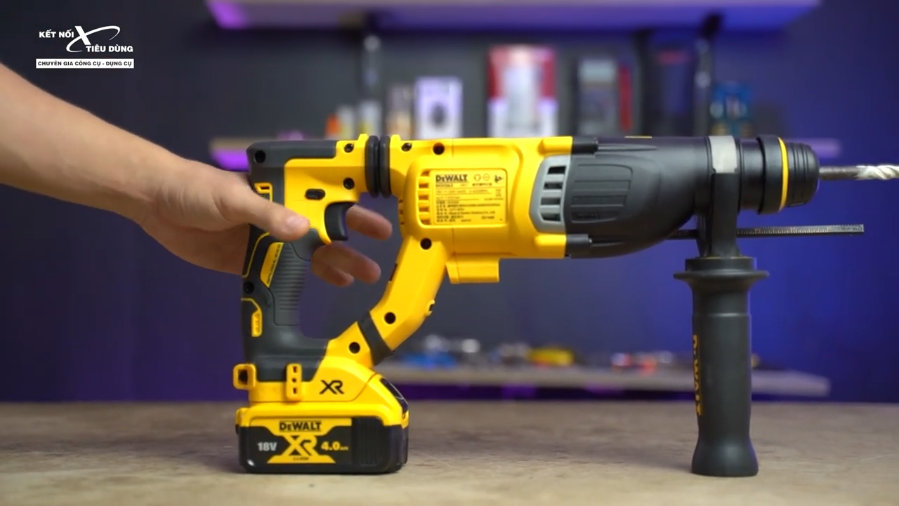 Thiết kế của Dewalt DCH263 vu&ocirc;ng vức, kh&aacute; c&acirc;n bằng gi&uacute;p anh em dễ d&agrave;ng cầm nắm v&agrave; thao t&aacute;c lực đ&uacute;ng trọng t&acirc;m hơn