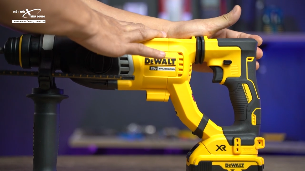 Hệ thống chống rung chủ động gi&uacute;p Dewalt DHC263 chạy mượt m&agrave; hơn, &iacute;t rung hơn