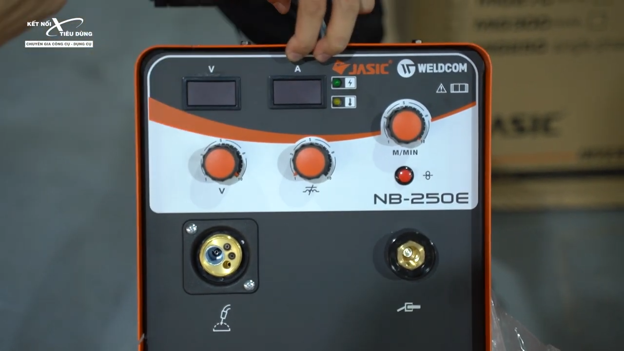 Jasic NB250E l&agrave; m&aacute;y h&agrave;n Mig d&ugrave;ng kh&iacute; CO2 gi&uacute;p Anh Em h&agrave;n n&oacute;ng chảy khi ở nhiệt độ cao cho ra mối h&agrave;n đẹp mắt