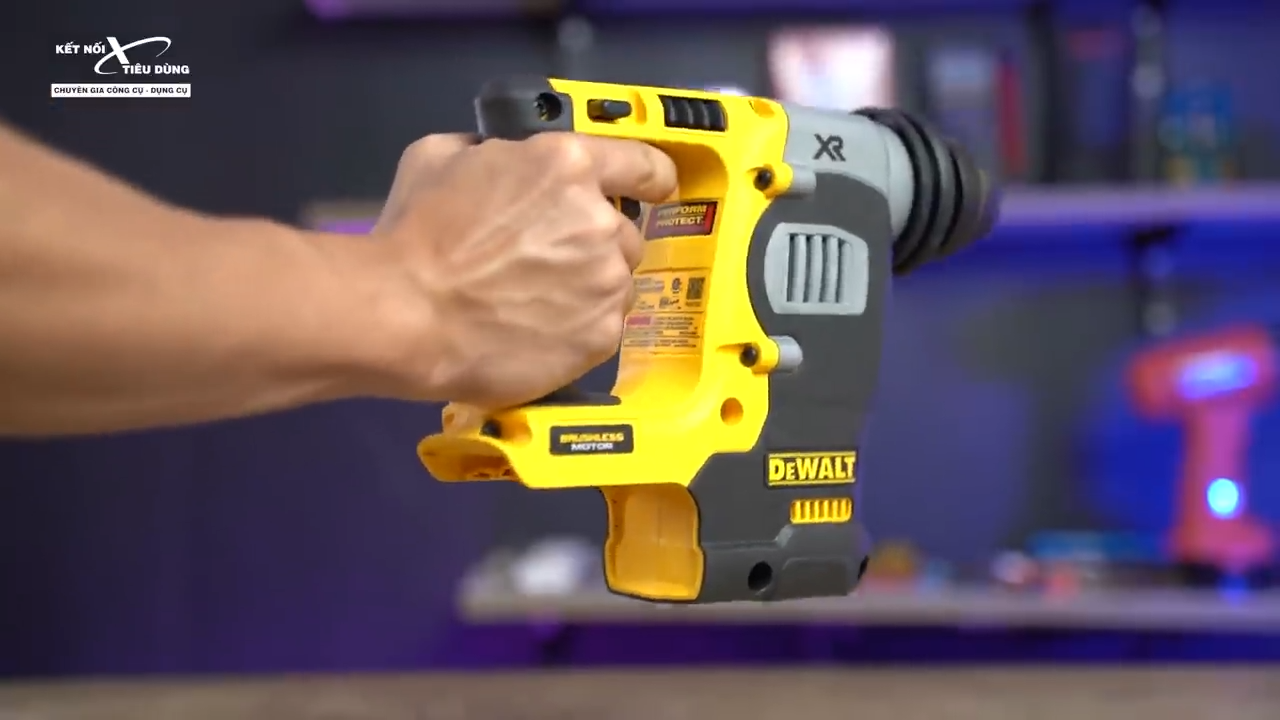 K&iacute;ch thước của DCH273 kh&aacute; nhỏ gọn n&ecirc;n anh em c&oacute; thể thao t&aacute;c dễ d&agrave;ng trong thời gian d&agrave;i m&agrave; kh&ocirc;ng g&acirc;y mệt mỏi 
