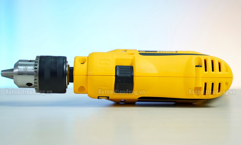 M&aacute;y khoan Dewalt DWD024 c&oacute; thiết kế th&acirc;n m&aacute;y cứng c&aacute;p, mang đến khả năng vận h&agrave;nh ổn định
