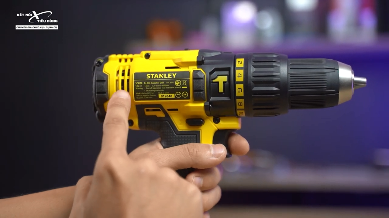 Stanley SCH20C2K c&oacute; trang bị rất nhiều khe tản nhiệt xung quanh th&acirc;n m&aacute;y