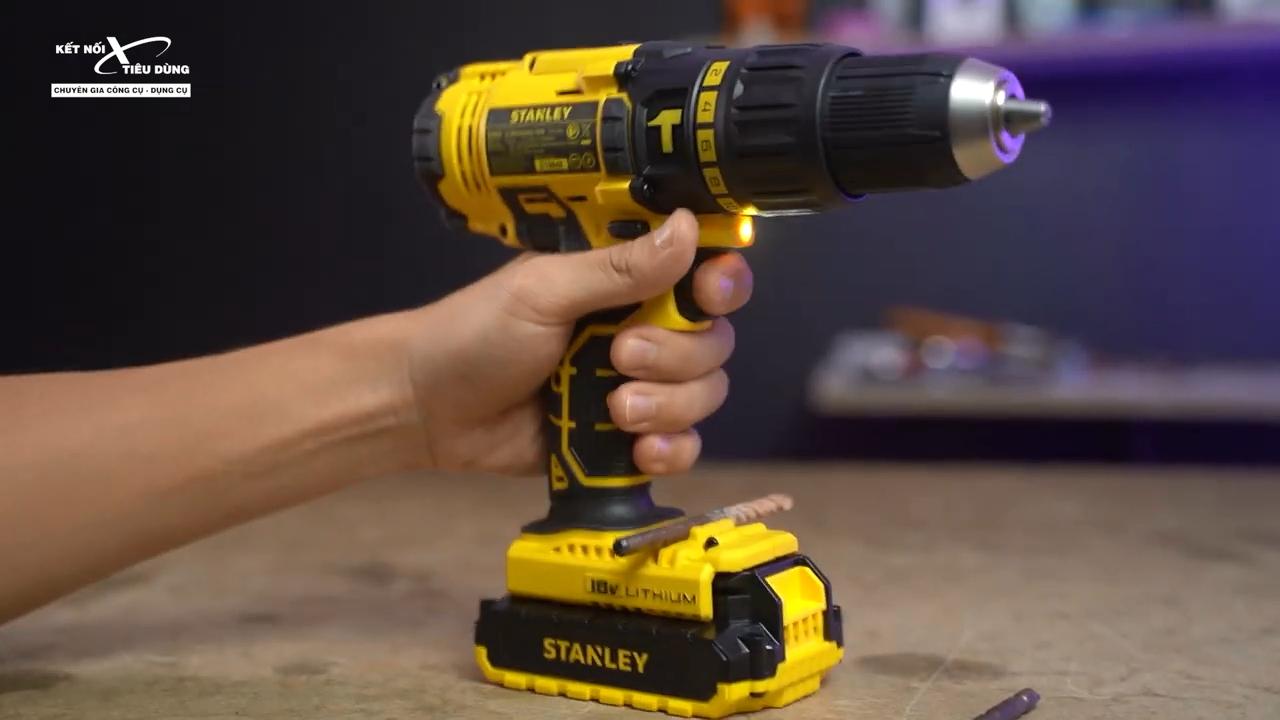 D&ograve;ng m&aacute;y khoan n&agrave;y c&oacute; trang bị đ&egrave;n led trợ s&aacute;ng gi&uacute;p người d&ugrave;ng l&agrave;m việc dễ d&agrave;ng trong điều kiện thiếu s&aacute;ng