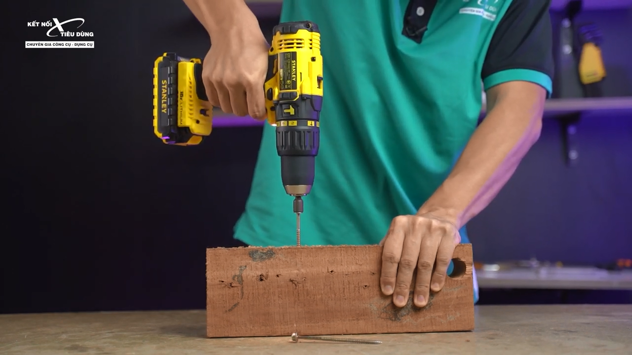 Khả năng khoan gỗ v&agrave; vặn v&iacute;t của m&aacute;y v&ocirc; c&ugrave;ng mạnh mẽ, nhanh ch&oacute;ng
