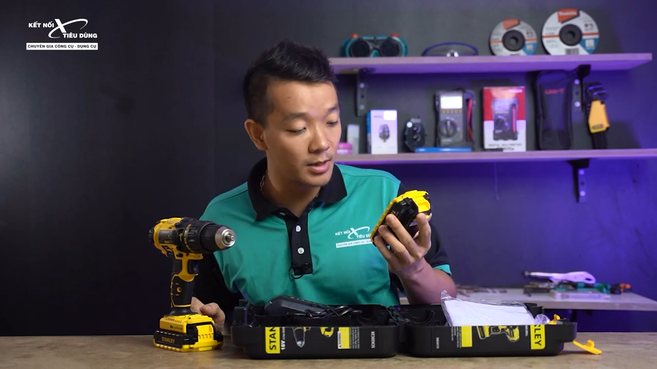 M&aacute;y khoan được đựng trong hộp gọn g&agrave;ng, gồm th&acirc;n m&aacute;y lắp sẵn pin, một cục pin rời v&agrave; sạc pin đi k&egrave;m