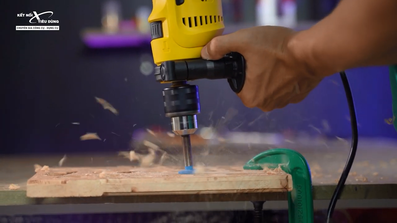 M&aacute;y khoan dễ d&agrave;ng tr&ecirc;n nhiều loại vật liệu cứng, đặc biệt l&agrave; gỗ