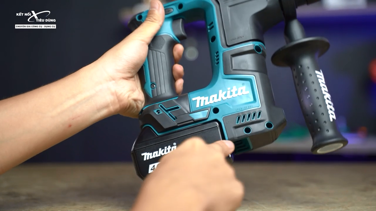 M&aacute;y khoan Makita DHR171 thực hiện được hai chế độ khoan: khoan thường v&agrave; khoan b&uacute;a