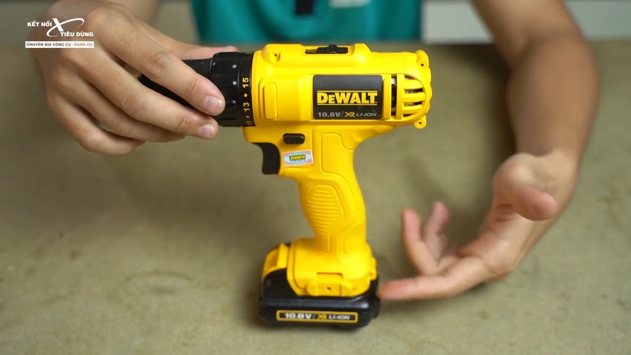 Dewalt DCD700 c&oacute; thiết kế nhỏ gọn, cầm nắm chắc tay, dễ d&agrave;ng sử dụng