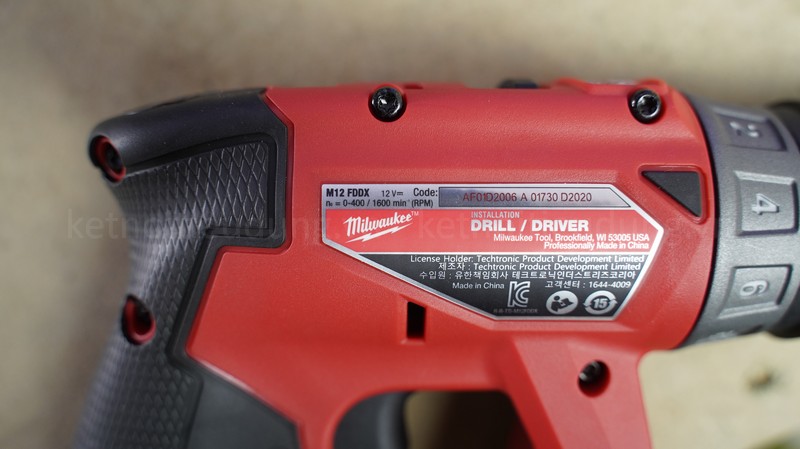 Milwaukee M12 FDDXKIT sử dụng pin 12V, tốc độ kh&ocirc;ng tải l&ecirc;n đến 1600 v&ograve;ng/ ph&uacute;t