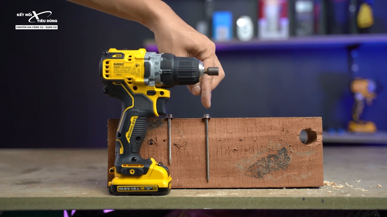 Với đầu kẹp 10mm, m&aacute;y c&oacute; thể vặn được những con v&iacute;t 10mm nhanh ch&oacute;ng v&agrave; dễ d&agrave;ng
