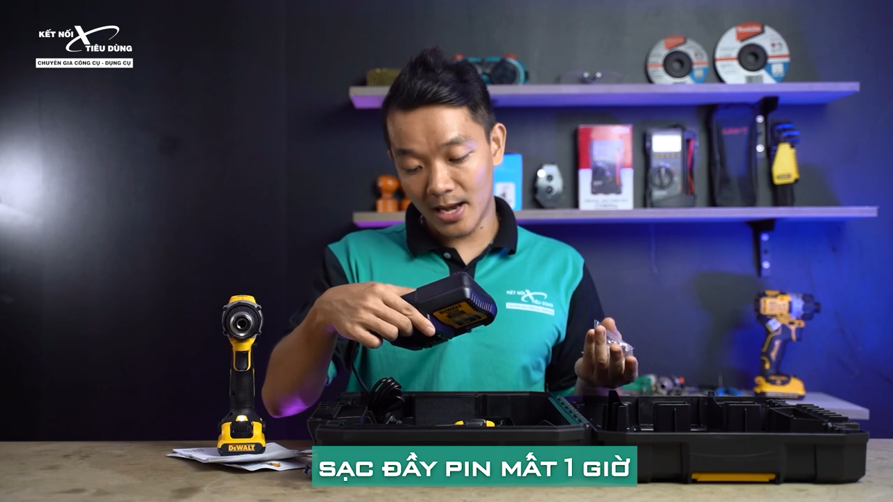 Trọn bộ m&aacute;y khoan được đựng trong hộp chuẩn c&ocirc;ng nghiệp của Dewalt rất đẹp mắt, dễ d&agrave;ng mang theo l&agrave;m việc