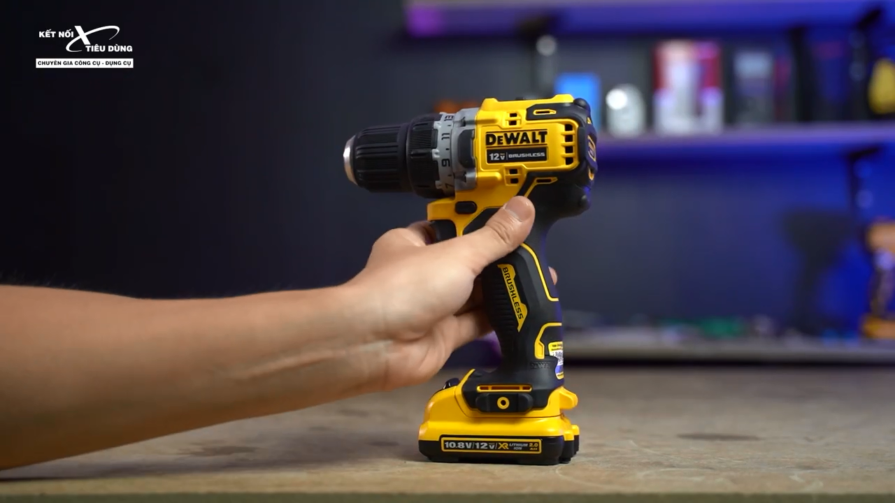 M&aacute;y khoan Dewalt DCD 701 c&oacute; thiết kế nhỏ gọn, th&acirc;n m&aacute;y được bọc cao su kh&aacute; nhiều, cầm rất &ecirc;m tay
