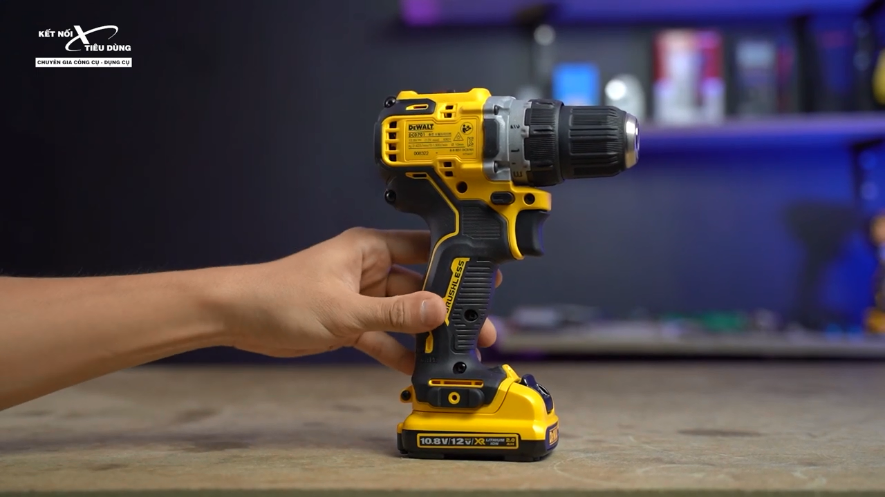 M&aacute;y khoan Dewalt DCD 701 c&oacute; thiết kế nhỏ gọn, th&acirc;n m&aacute;y được bọc cao su kh&aacute; nhiều, cầm rất &ecirc;m tay