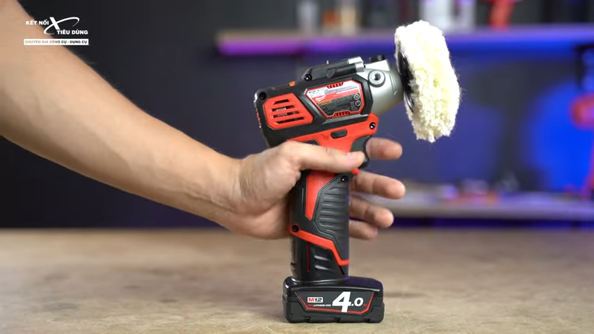 Con m&aacute;y sử dụng pin M12 cho khả năng đ&aacute;nh b&oacute;ng v&agrave; ch&agrave; nh&aacute;m mạnh mẽ ngay cả những vết trầy xướt tr&ecirc;n &ocirc; t&ocirc;
