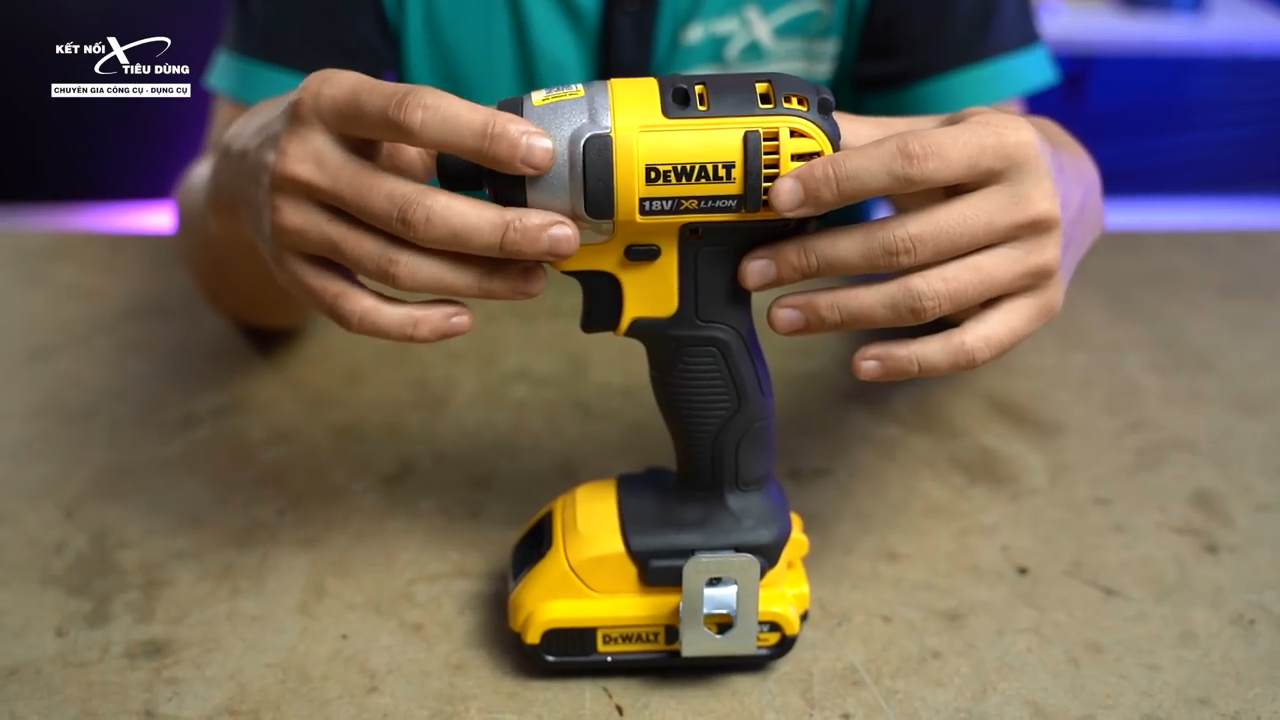 Dewalt DCF885 có thiết kế rất gọn gàng và đẹp mắt, trọng lượng chưa đến 1kg