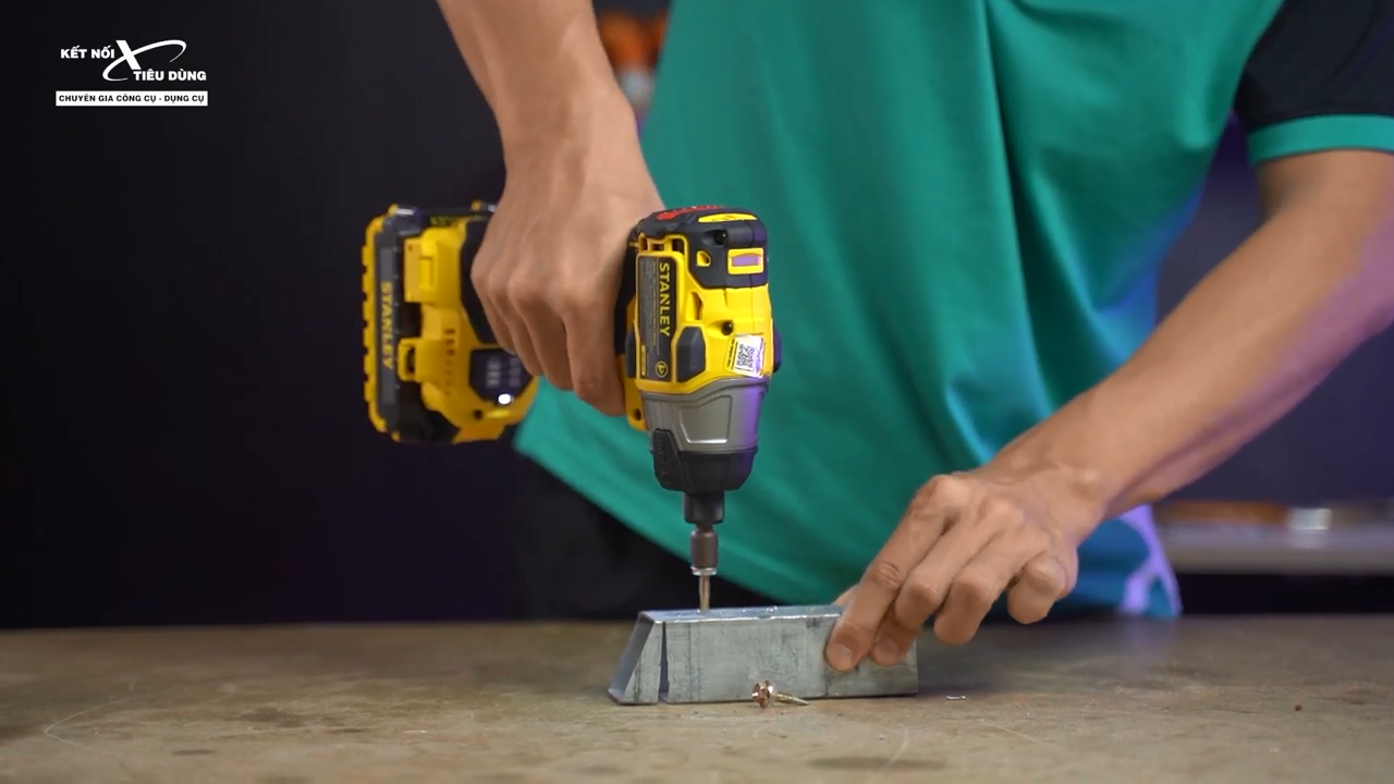 M&aacute;y bắt v&iacute;t mini c&oacute; thể bắt được những con v&iacute;t d&agrave;i v&agrave;o gỗ v&agrave; nh&ocirc;m m&agrave; kh&ocirc;ng bị quăn m&aacute;y