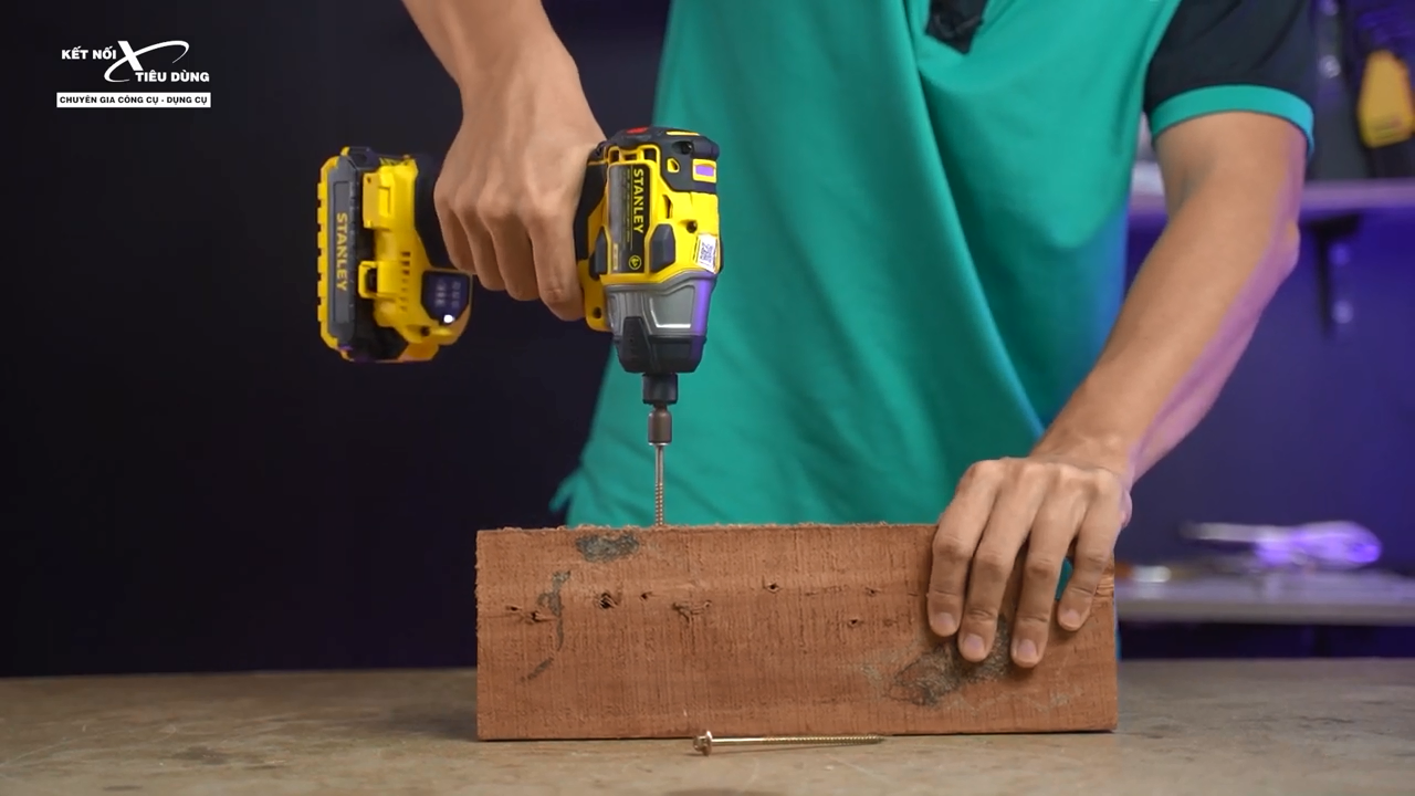 M&aacute;y bắt v&iacute;t mini c&oacute; thể bắt được những con v&iacute;t d&agrave;i v&agrave;o gỗ v&agrave; nh&ocirc;m m&agrave; kh&ocirc;ng bị quăn m&aacute;y