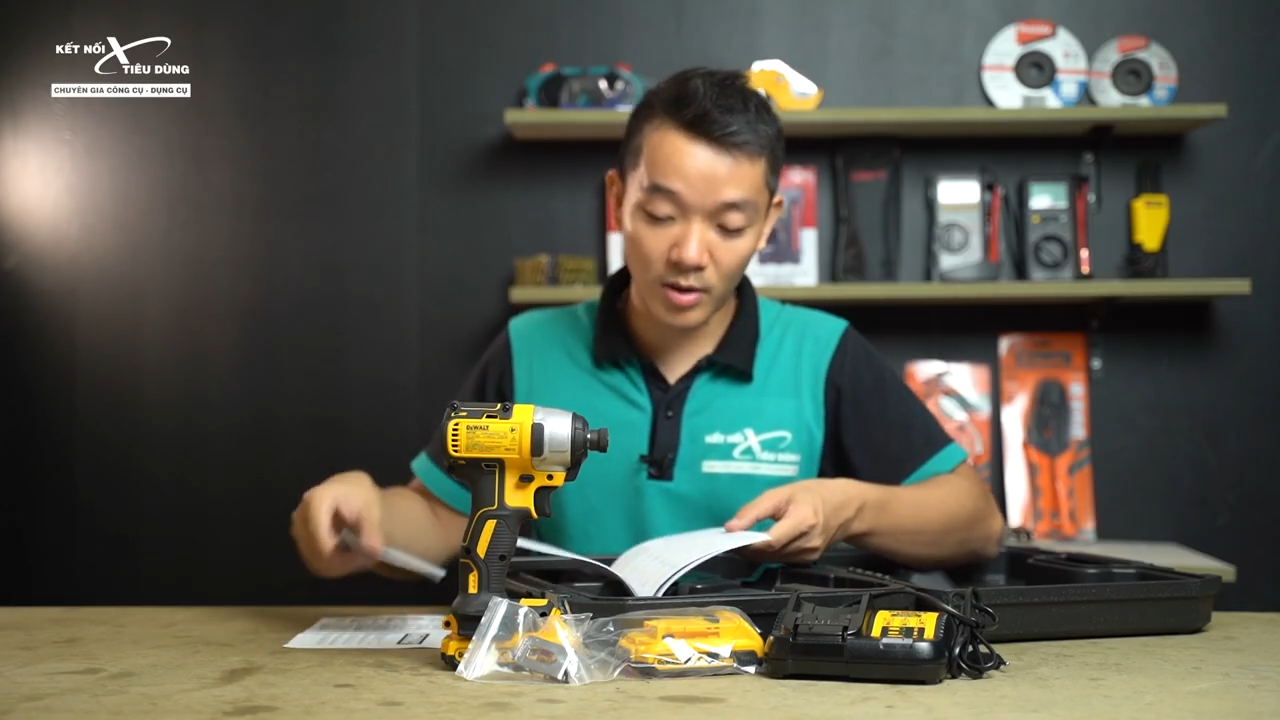 Trọn bộ m&aacute;y bắn v&iacute;t d&ugrave;ng pin Dewalt DCF787