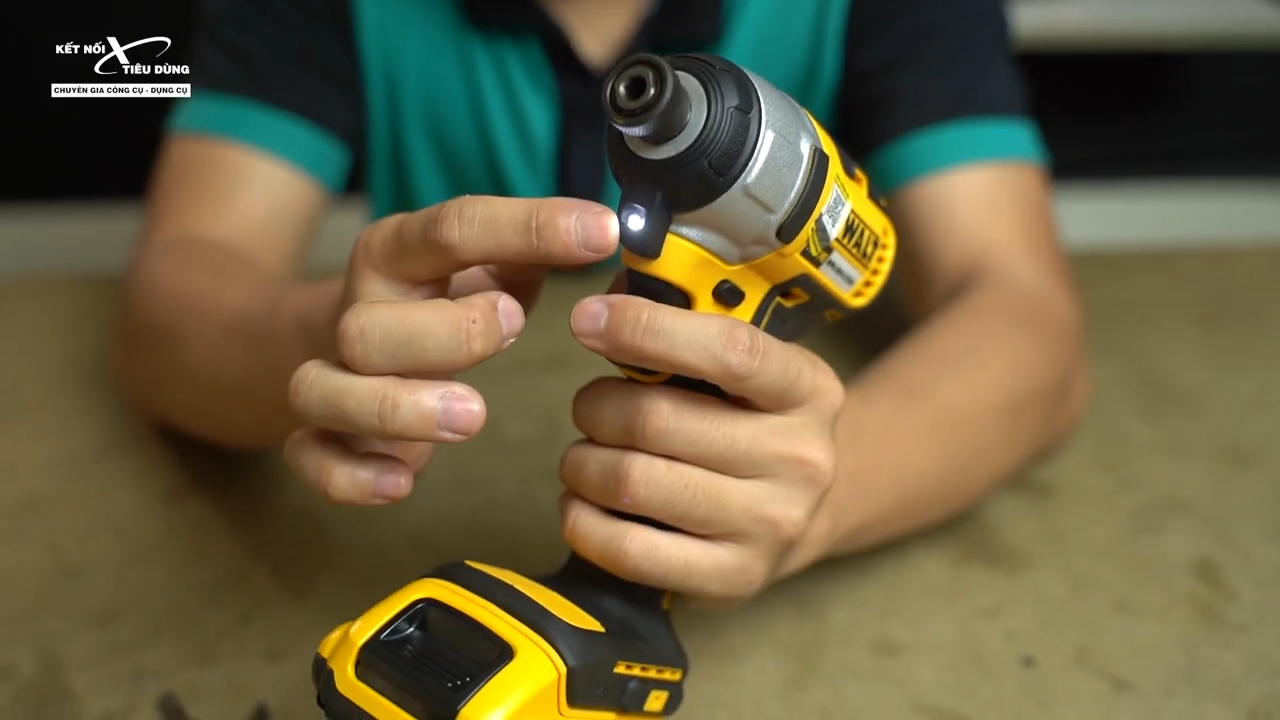 Đ&egrave;n LED trợ s&aacute;ng mang đến khả năng l&agrave;m việc tốt hơn trong những g&oacute;c khuất